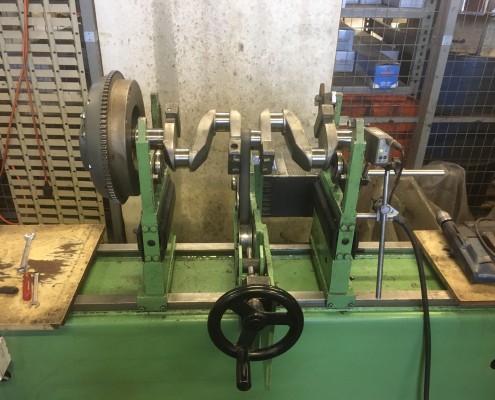 Equilibrage dynamique d'un vilebrequin avec volant moteur et mécanisme d'embrayage